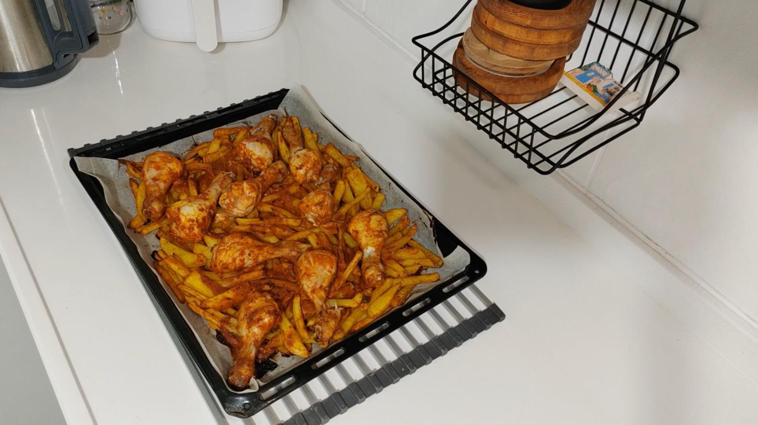 Baked Marinated Chicken Drumsticks with Thinly Sliced Potatoes Recipe